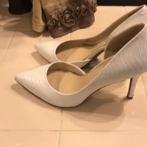 Jessica Simpson 9m. White heels